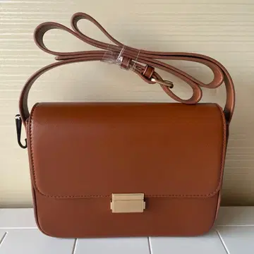 새상품! GU 지유 스퀘어 플랩 숄더백+E 브라운 완판 색상