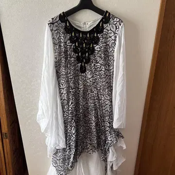 꽃무늬 비즈 자수 플레어 튜닉