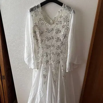 화이트 비즈 자수 A라인 드레스