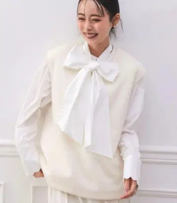 [ 새상품급 ] DONOBAN 화이트 V넥 슬리브리스 베스트