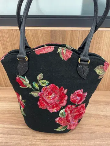 Think Bee! 핸드백 블랙 베이스 빨간 장미 자수