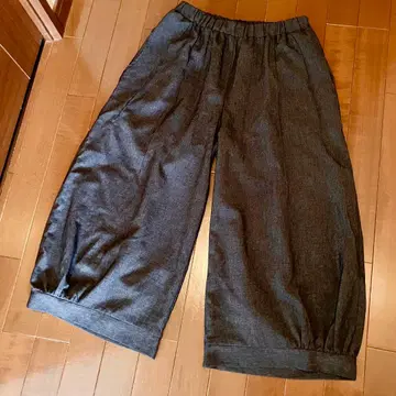 다크 그레이 핀턱 디자인 팬츠