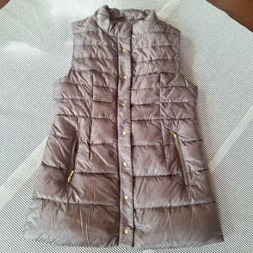 브라운 슬리브리스 다운 자켓