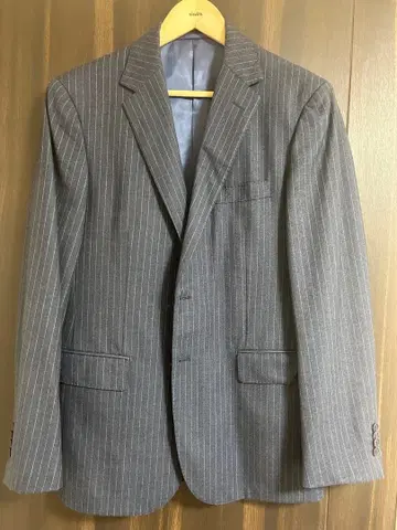 A Day in the life 그레이 스트라이프 수트