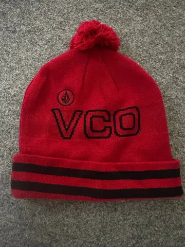 VOLCOM 폼폼 포함 레드 니트 모자