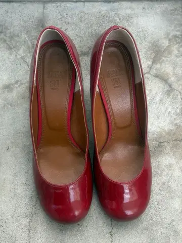 ANNA SUI 레드 에나멜 펌프스 힐 23.5cm