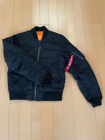 MA-1 스타일 블랙 자켓 오렌지 안감