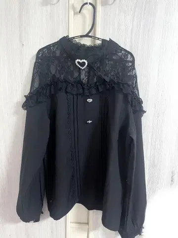 Dear My Love 하트 비쥬 리본 오프숄더풍 레이스 블라우스