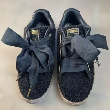 PUMA 블랙 스니커즈 리본 포함