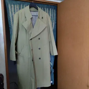 베이지 더블 브레스트 트렌치코트