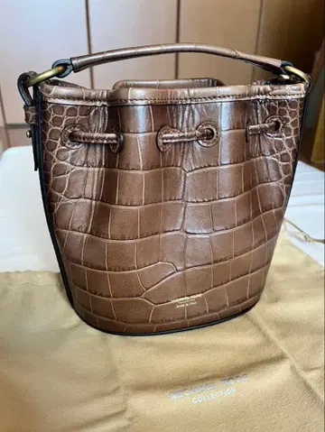 MICHAEL KORS 브라운 버킷 백