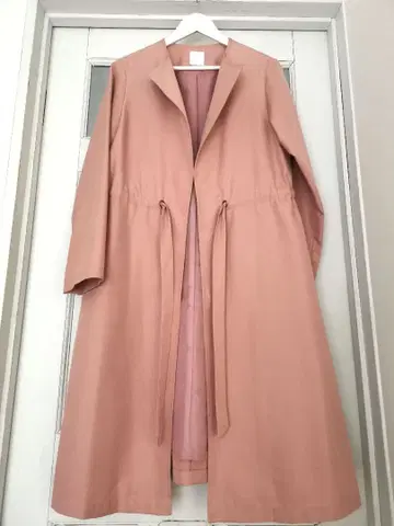 핑크가 귀여운 허리 리본 부착 코트 포켓 포함