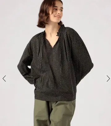 도트 프린트 넥 개더 블라우스 투모로우랜드