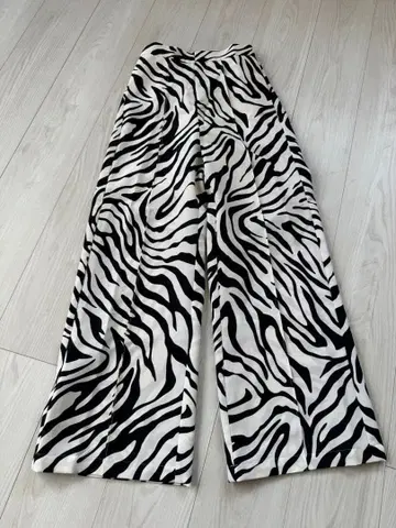 제브라 패턴 와이드 팬츠 S 사이즈