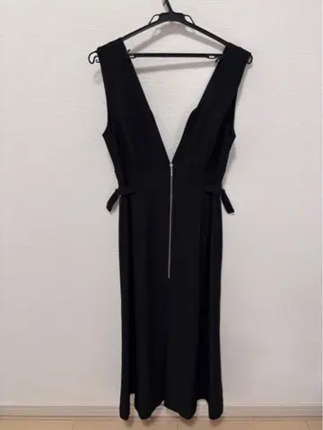 블랙 V넥 올인원 지퍼 포함