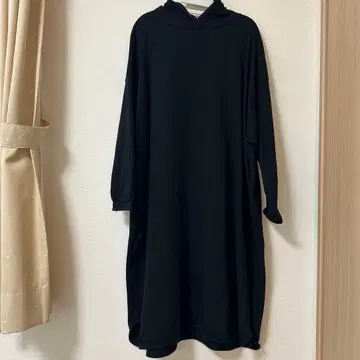 ESTROISLOSE 블랙 후드 부착 원피스