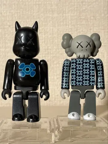 KUBRICK x 카우스 피규어 2체 세트