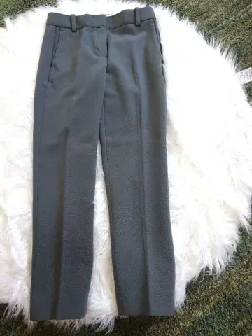 사이즈가 맞으면 초특가! 미착용 새상품 Theory 카키 테이퍼드 팬츠