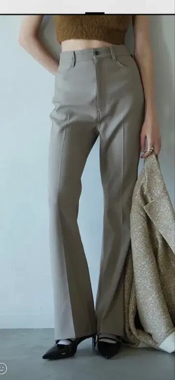 클라네 FIT FLARE CENTER PRESS PANTS 사이즈 1