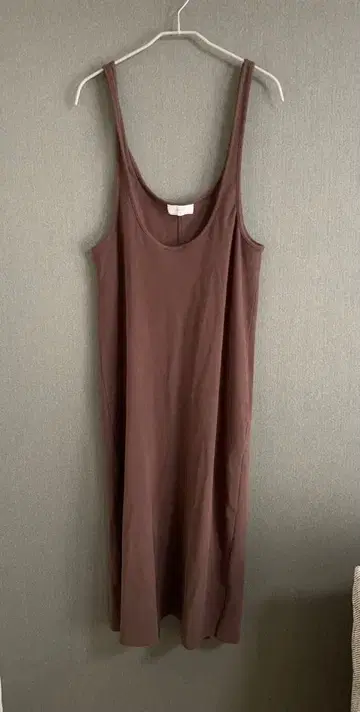 슬로브 이에나 브라운 슬리브리스 원피스 슬릿 포함