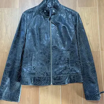 세련된 펀칭의 블랙 가죽 재킷