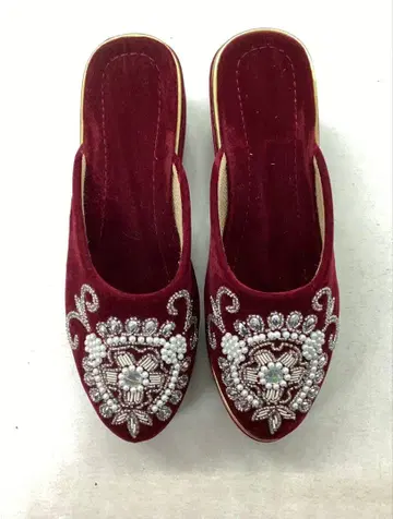 비즈 장식 버건디 슬리퍼 샌들