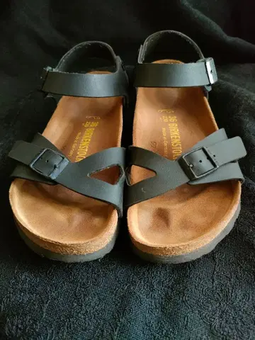Birkenstock 블랙 샌들 리오