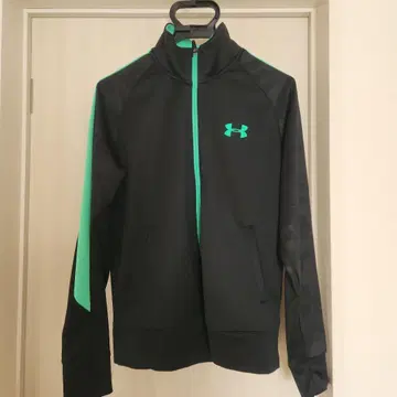 언더아머 저지 상의 남성용 M