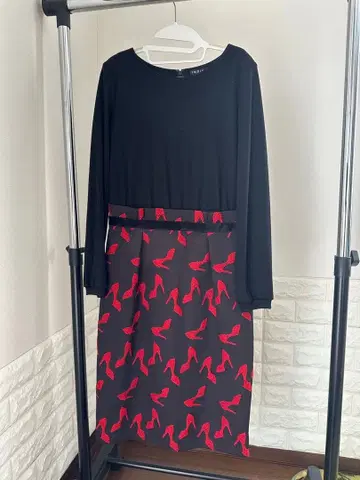 블랙과 레드 힐 패턴 긴팔 원피스