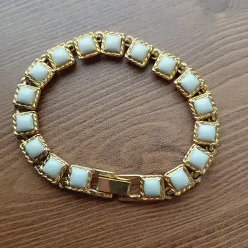 화이트 스퀘어 장식 팔찌