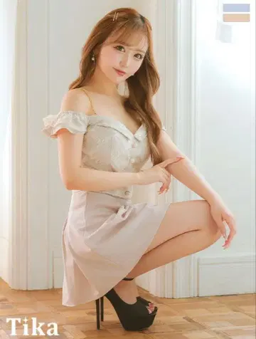 [ 새상품, 미개봉 ] Tika 오픈 숄더 체인 오프숄더 드레스