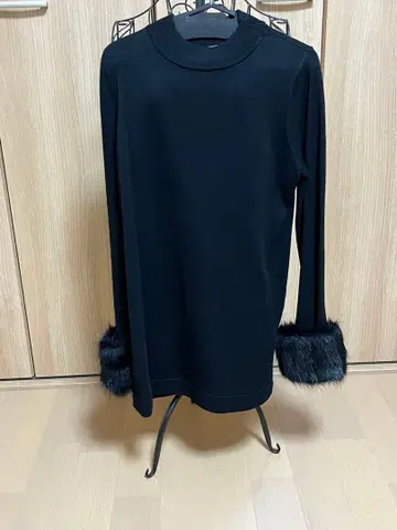 소매 퍼 블랙 터틀넥 니트