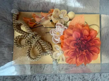 오렌지 꽃 장식과 나비매듭 머리 장식