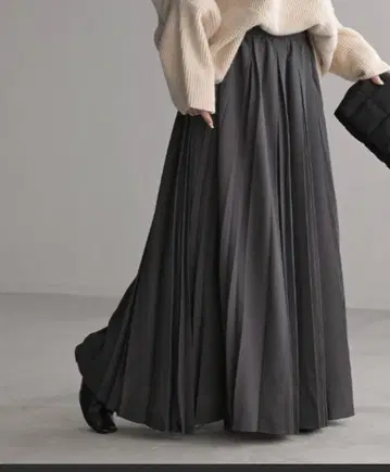 다크 그레이 플리츠 스커트