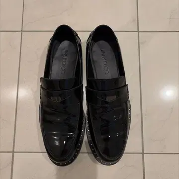 지미추 블랙 에나멜 스터드 로퍼