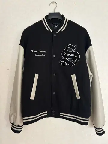 ILL'S 자수 장식 블랙 바시티 자켓