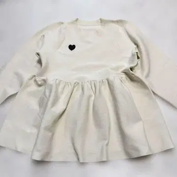 새상품급 노스탤지어 하트 자수 크림색 페플럼 플레어 니트 화이트