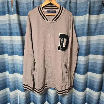 그레이 바시티 자켓 D 자수 부착