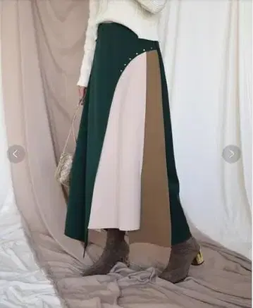 [ Eimee Law ] 리벳 포인트 본딩 플레어 스커트