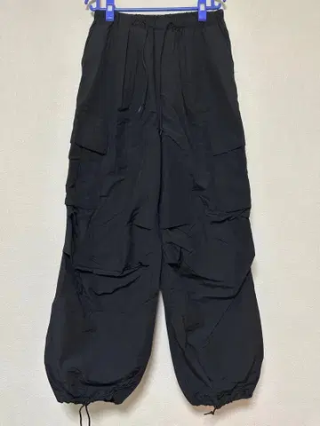 블랙 카고 팬츠 드로 코드 포함