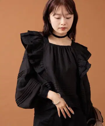 [ 미사용 새상품 ] 미스틱 숄더 프릴 블라우스 블랙