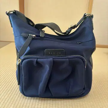 새상품급 RADLEY 네이비 숄더백 네이비 컬러 골드 지퍼