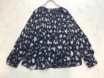 투모로우랜드 랜덤 플리츠 플라워 프린트 크루넥 블라우스