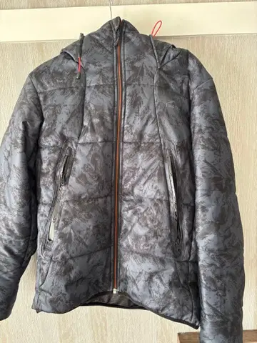 다운 자켓 다크 그레이 카모 패턴