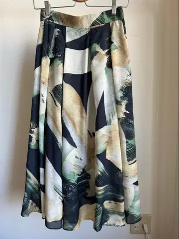 NOBLE 러프 브러시 프린트 턱 플레어 스커트