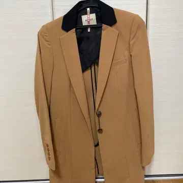 베이지 테일러드 자켓 블랙 옷깃