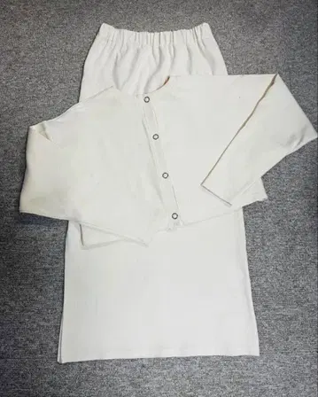 새상품급 mystic 화이트 셋업 상의와 스커트