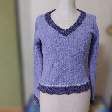 연보라색 V넥 긴팔 프릴 스웨터