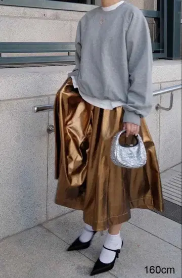 [ 미사용 새상품 ] machatt 메탈릭 스커트 ( 골드 )