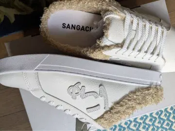 SANGACHO 퍼 화이트 스니커즈